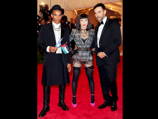 Fotos: Famosos visten rebeldes en honor al punk