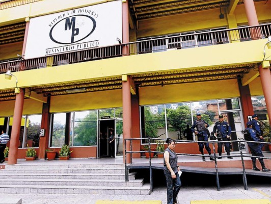 Aparece la madre de joven que murió en posta