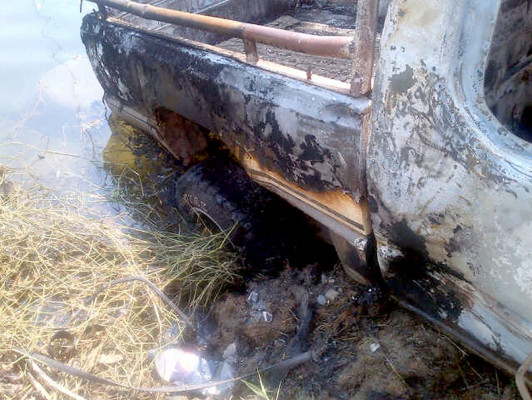 Calcinadas mueren dos personas dentro de un pick-up