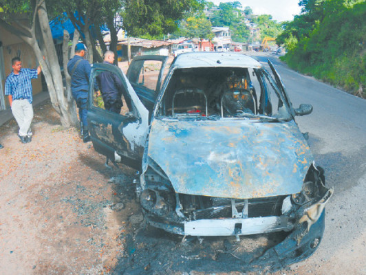 Asaltan a conductor y le queman el carro
