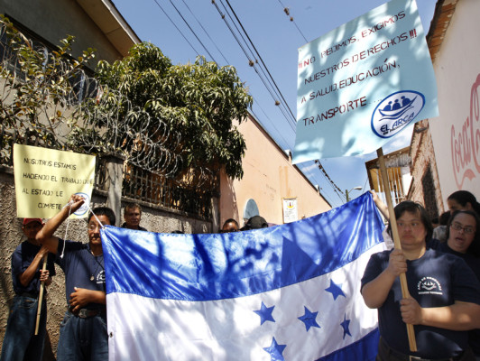 Reclaman por recortes a discapacitados