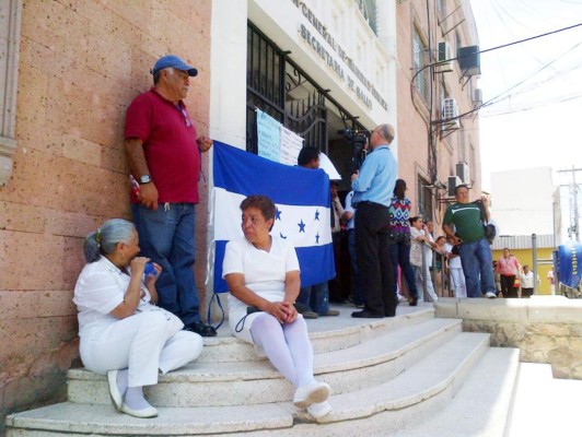 Empleados del hospital San Felipe realizan plantón en Salud