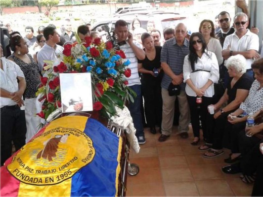 Dolor e impotencia en sepelio del dirigente Carlos Andonie