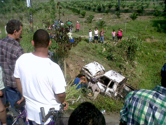 Calcinadas mueren dos personas dentro de un pick-up