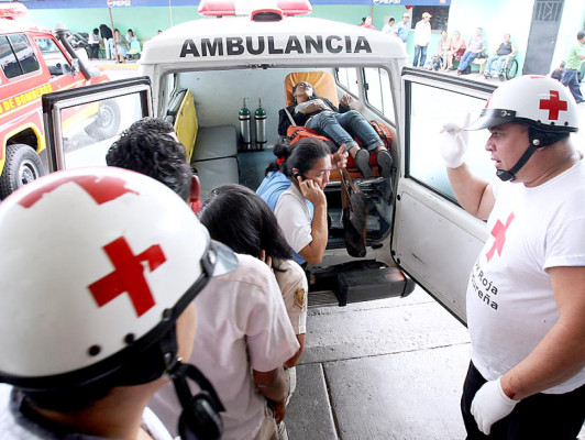 Un muerto y 10 heridos al volcar autobús en Tegucigalpa