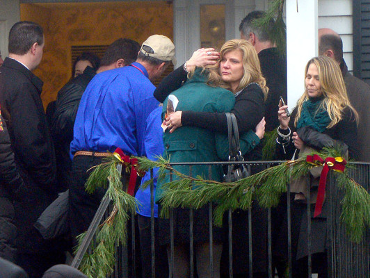 Entierran a primeras víctimas de masacre en escuela de Connecticut