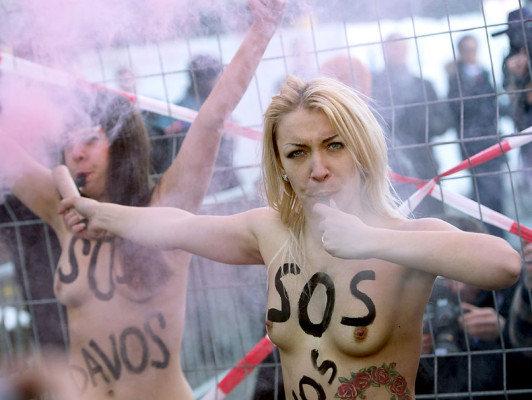 Fotos: Feministas con pechos desnudos protestan en Davos