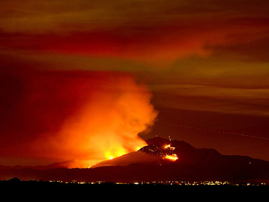 Al menos 100 casas evacuadas por incendio