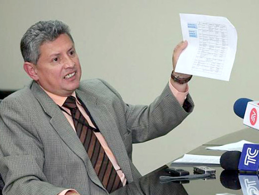 Renuncia presidente del Banco Central de Ecuador por falsificar título universitario