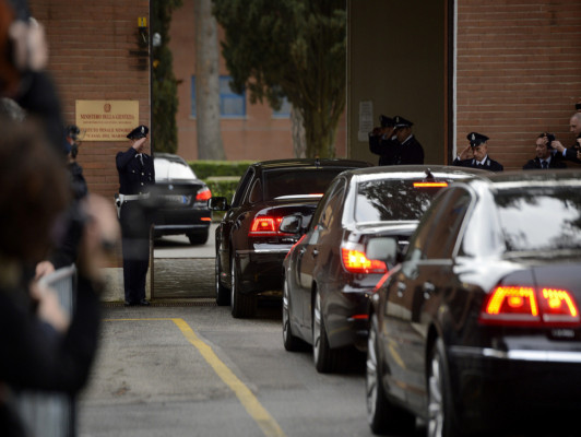Papa lava y besa pies de detenidos en cárcel romana
