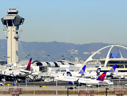 Aeropuerto de Los Angeles regresa a la calma