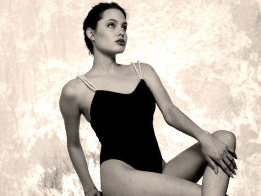 Fotos sensuales de Angelina Jolie a los 16
