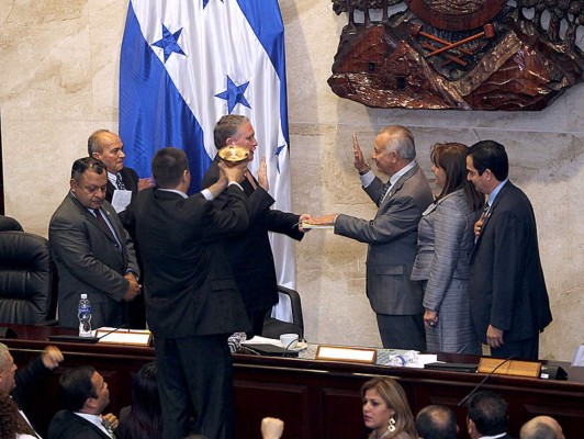 Lista de diputados que votaron por junta provisional