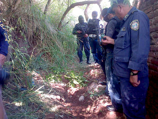 Enterrado hallan cadáver de policía asesinado ayer