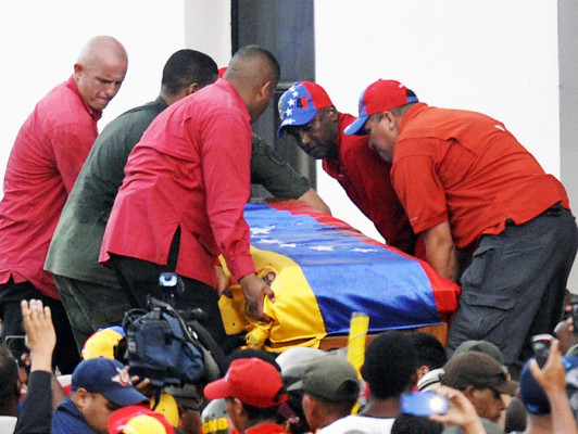 Exponen en capilla ardiente restos de Chávez