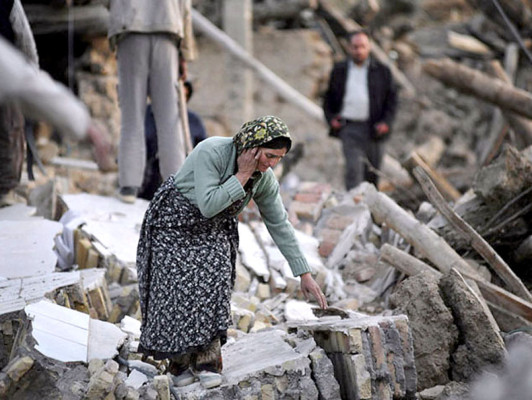 Sismo en Irán deja al menos 30 muertos y 800 heridos