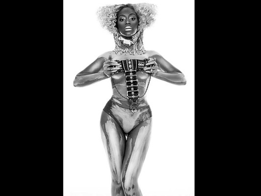 Beyoncé posa desnuda y cubierta con diamantina