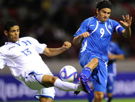Honduras tropieza con El Salvador en debut de Copa Uncaf