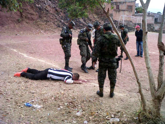 Asesinan a policía y a su hijo en cancha de fútbol de residencial Plaza