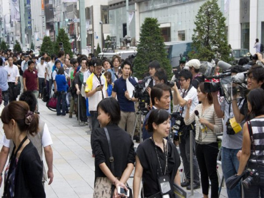 Ya hacen cola para comprar nuevos teléfonos de Apple