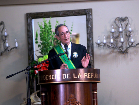 Presidente de Honduras condecora a Colom