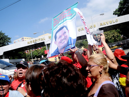 Hugo Chávez regresa sorpresivamente a Venezuela