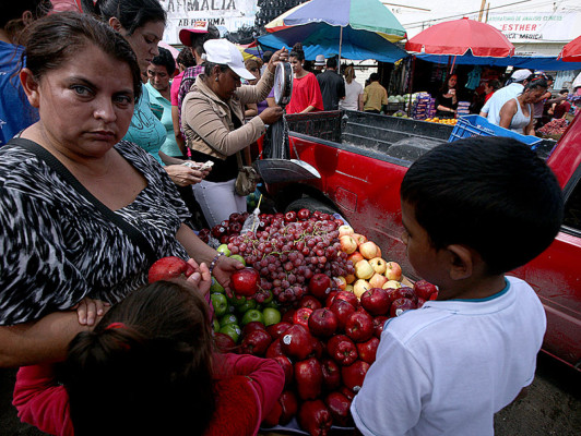 Hondureños abarrotan comercios