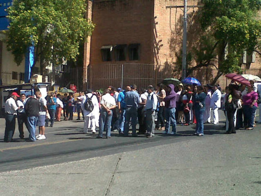 En el Mario Mendoza también exigen salarios