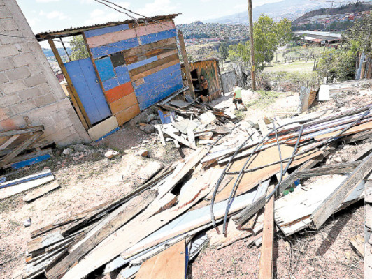 Solo una pared quedó de lo que antes fue su hogar