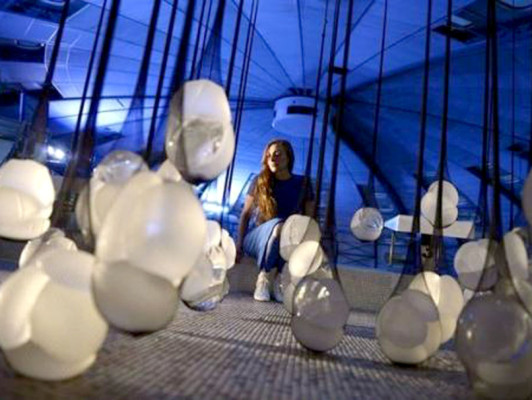 Prótesis mamarias: objeto de juicio en Francia y de denuncia artística