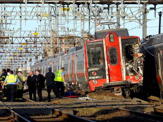Buscan causa de choque de trenes en Connecticut