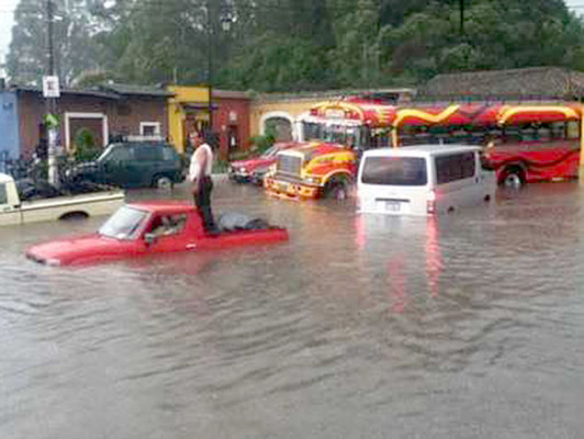 Cientos de afectados por llenas