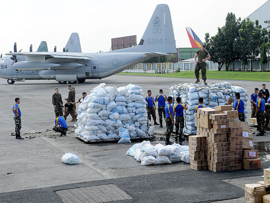 Filipinas intenta ayudar a damnificados de tifón con apoyo de EE UU
