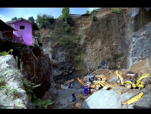 Rescatistas buscan víctimas del terremoto en Guatemala
