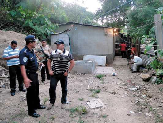Macheteados hallan a una pareja y a su hijo