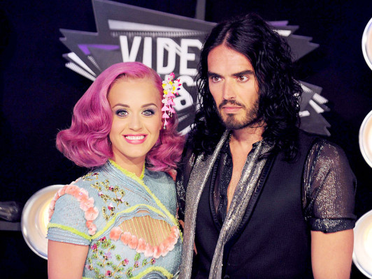 Russell Brand se divorció de Kate Perry por SMS