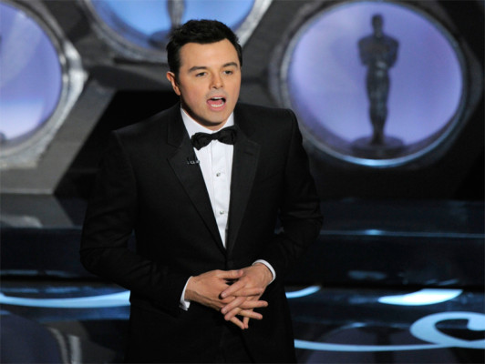 Polémica por canción sobre actrices que muestran sus pechos