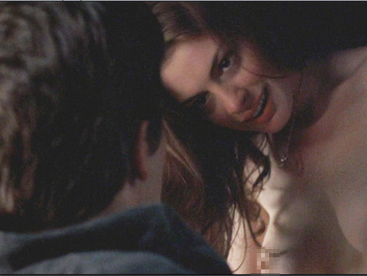 Polémica por canción sobre actrices que muestran sus pechos