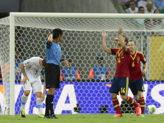 España vence sin problemas a Uruguay