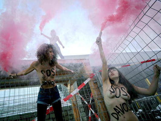 Fotos: Feministas con pechos desnudos protestan en Davos