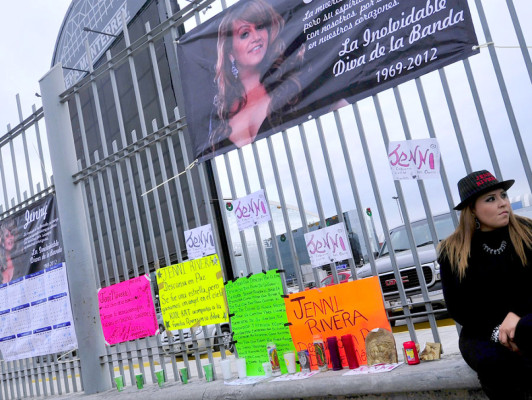 Homenajes espontáneos a Jenni Rivera en México y Estados Unidos