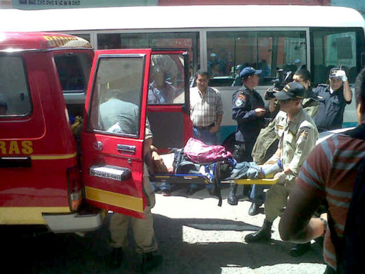 Pasajero tirotea a dos ladrones en un rapidito