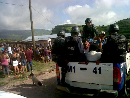 Armas, uniformes y pelucas decomisan en 'madrugón”