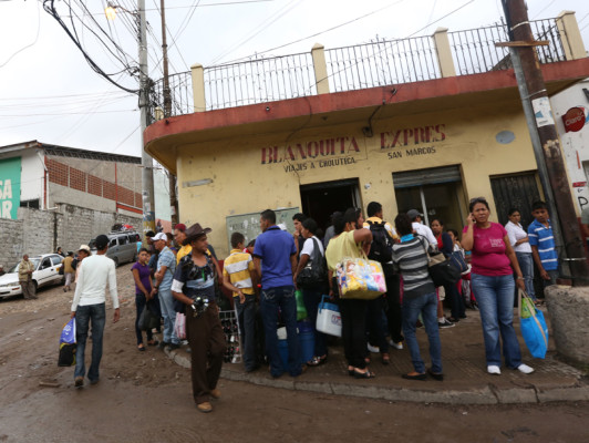 Lluvia no detiene a veraneantes