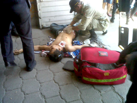 Pasajero tirotea a dos ladrones en un rapidito