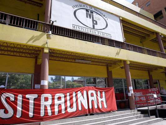 Empleados de la UNAH protestan ante el MP