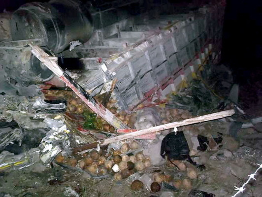 Dos muertos y un herido en volcamiento de camión