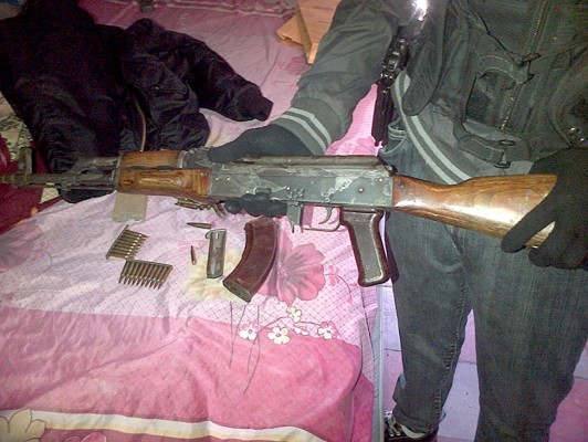 Siete capturados y decomiso de armas en madrugón