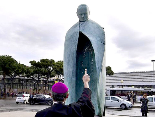 Colocan nueva versión de controvertida estatua de Juan Pablo II