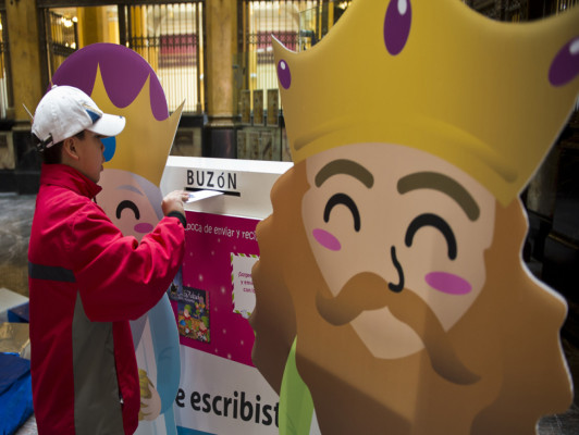 Fiesta de Reyes Magos ilusiona a niños del mundo